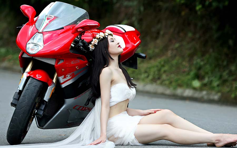 Beautiful girls and motorcycles in Dasmariñas