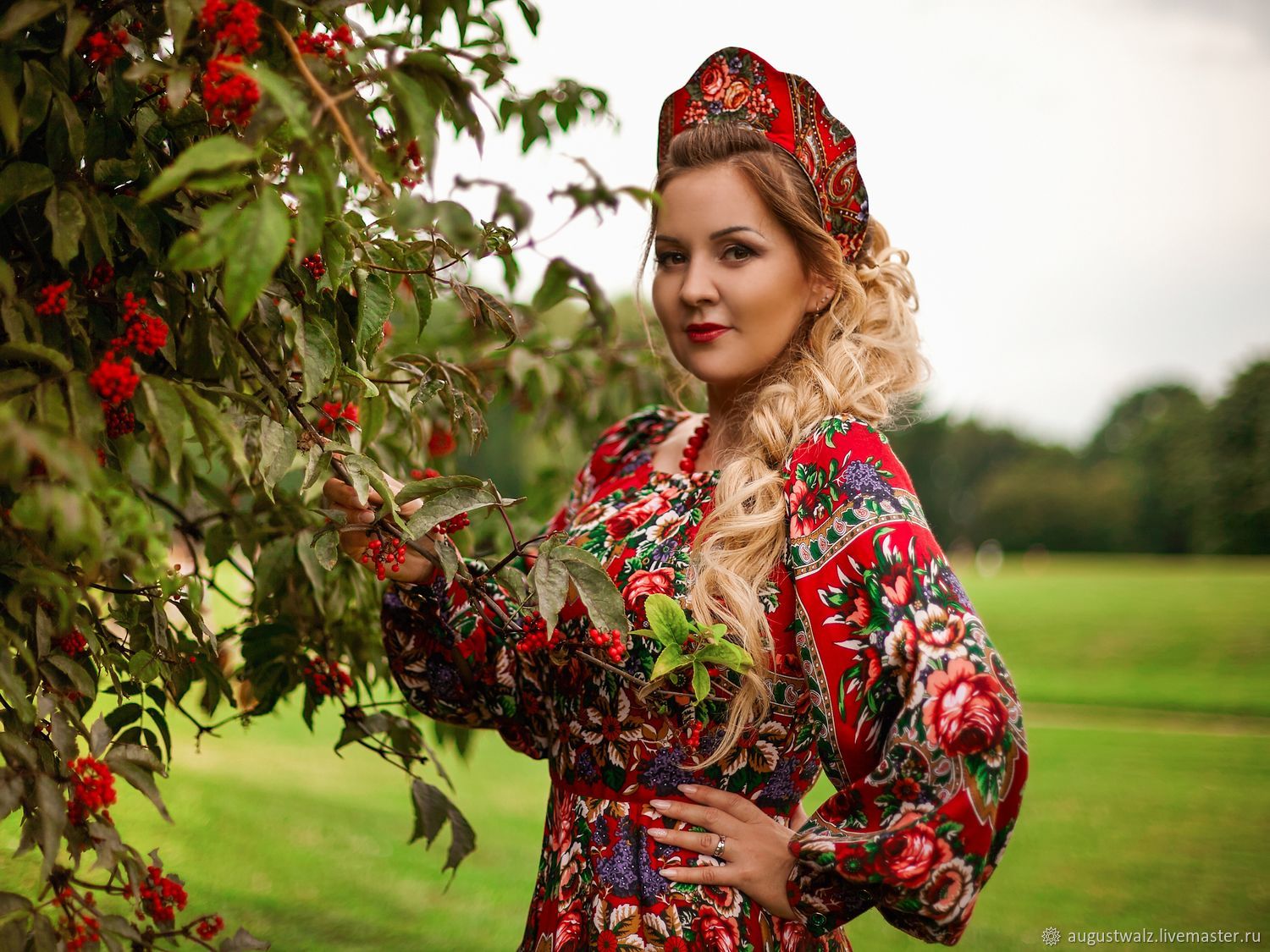 Women in Slavic costumes in Dasmariñas