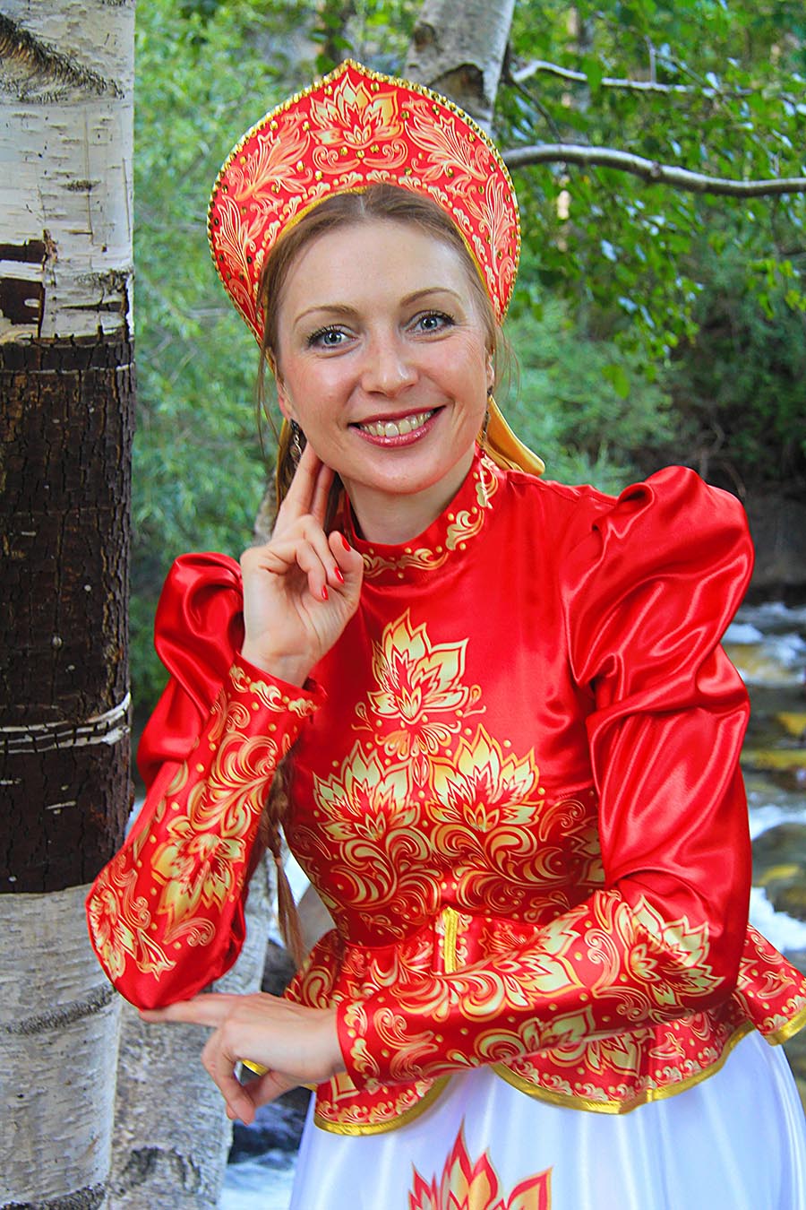 Women in Slavic costumes in Dasmariñas