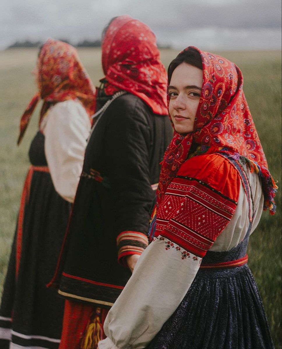 Women in Slavic costumes in Dasmariñas
