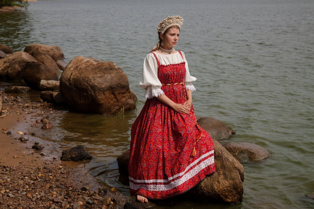 Women in Slavic costumes in Dasmariñas