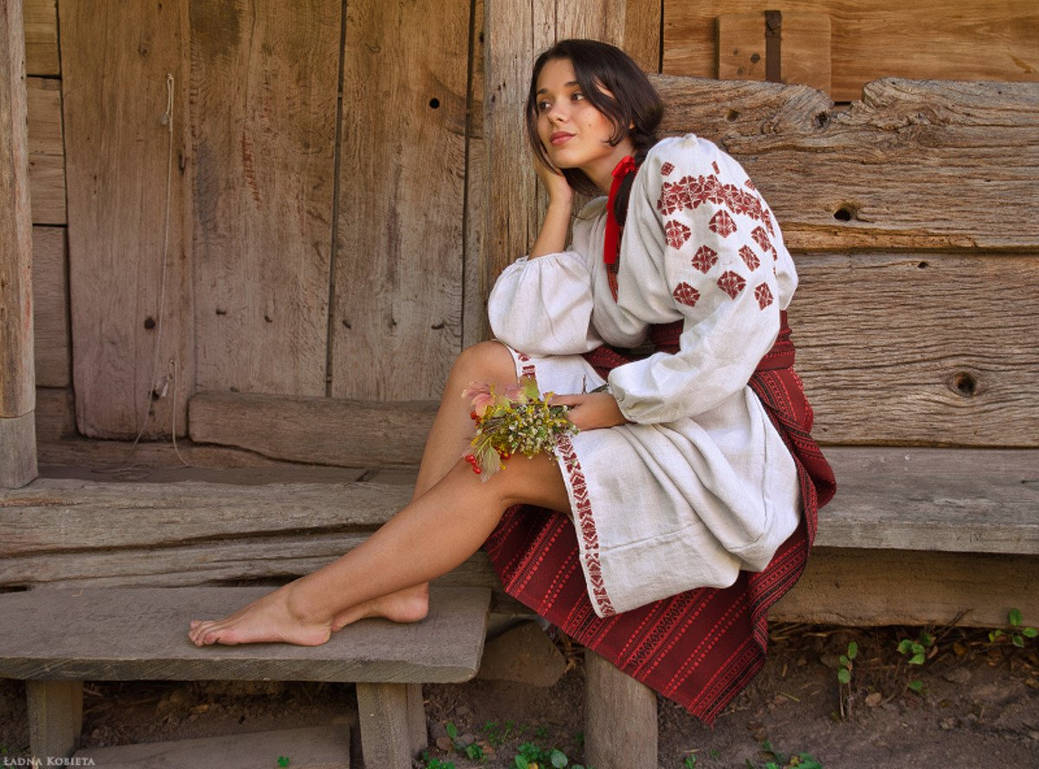 Women in Slavic costumes in Dasmariñas