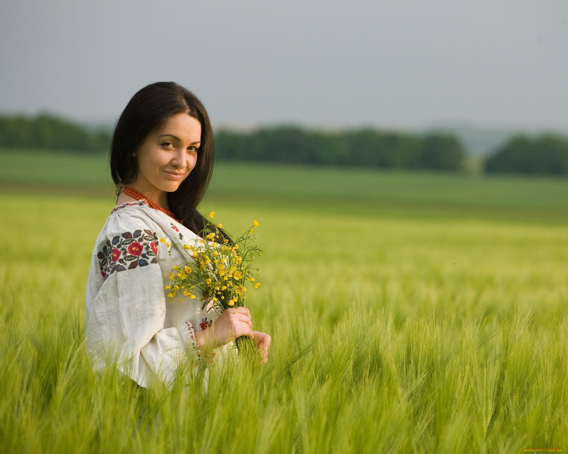 Women in Slavic costumes in Dasmariñas