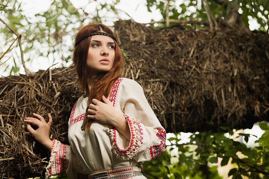 Women in Slavic costumes in Dasmariñas