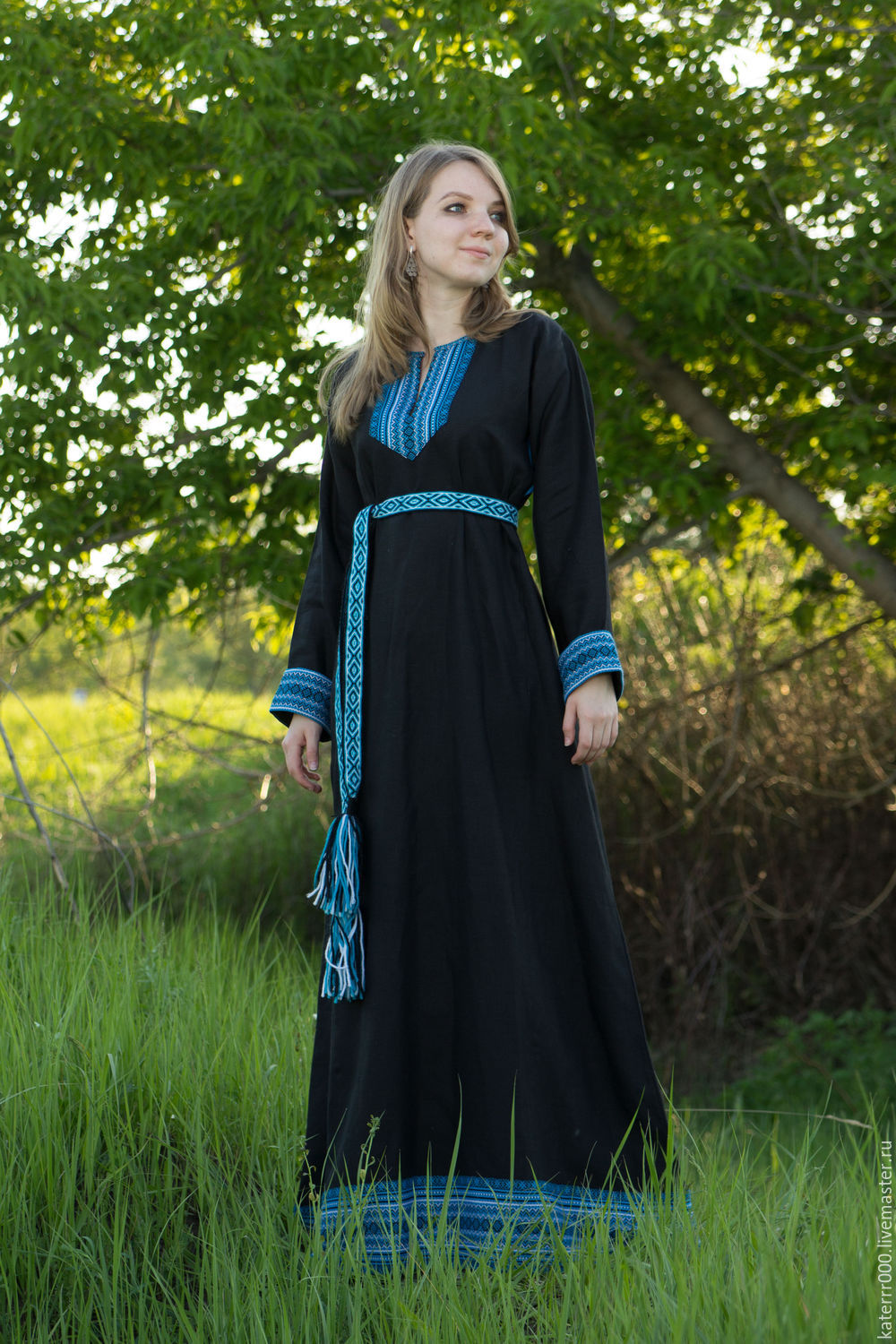 Women in Slavic costumes in Dasmariñas