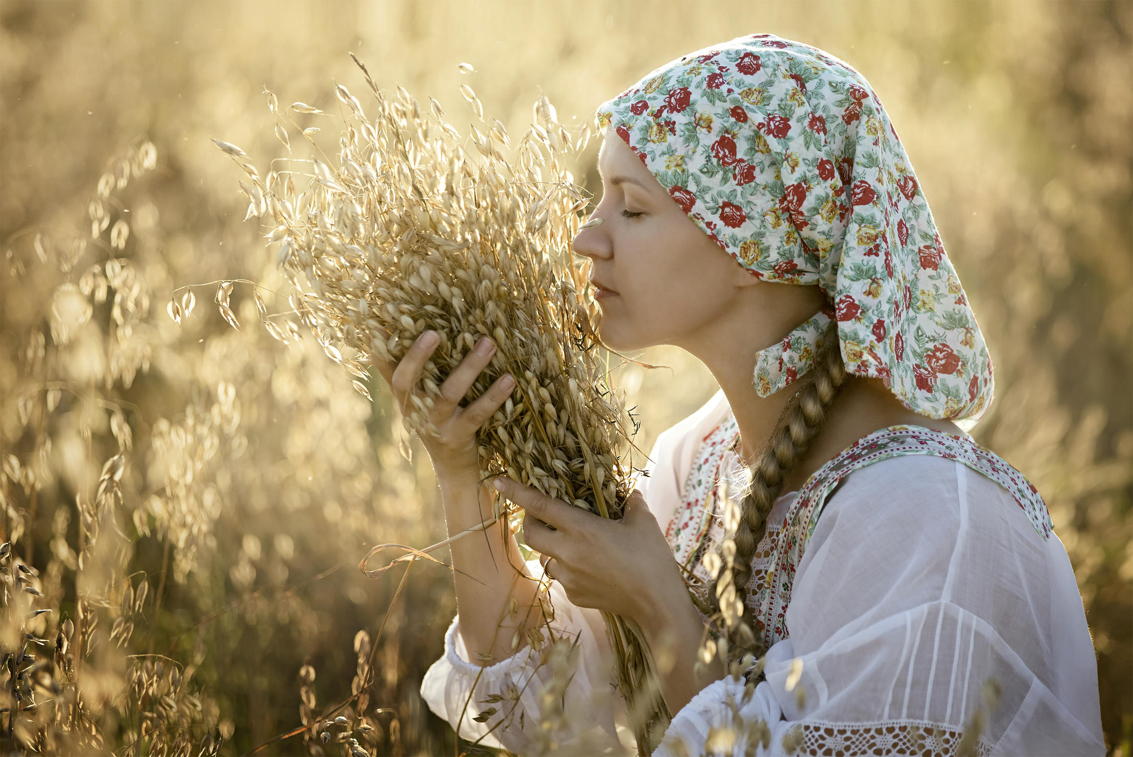 Photo Women in Slavic costumes in Dasmariñas