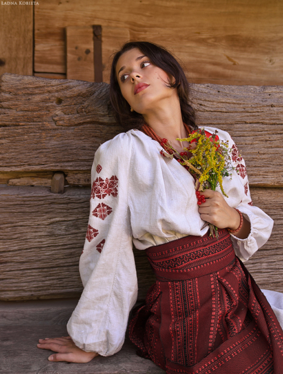 Girls in Slavic costumes in Dasmariñas