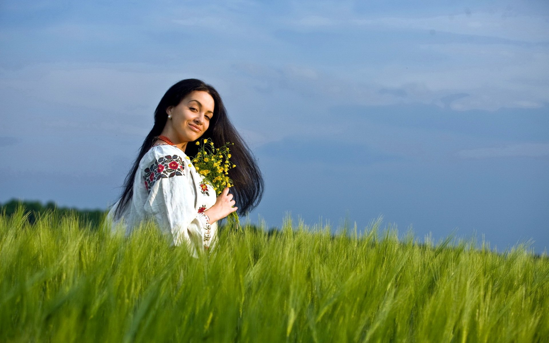 Girls in Slavic costumes in Dasmariñas