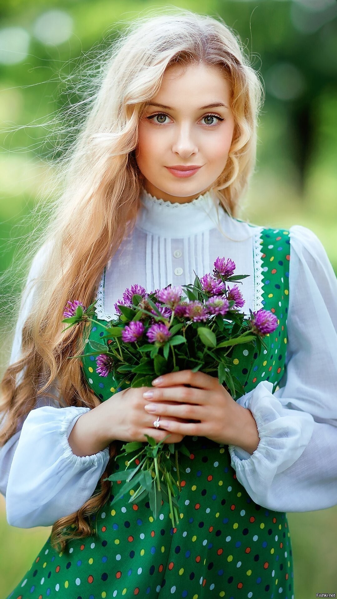 Girls in Slavic costumes in Dasmariñas