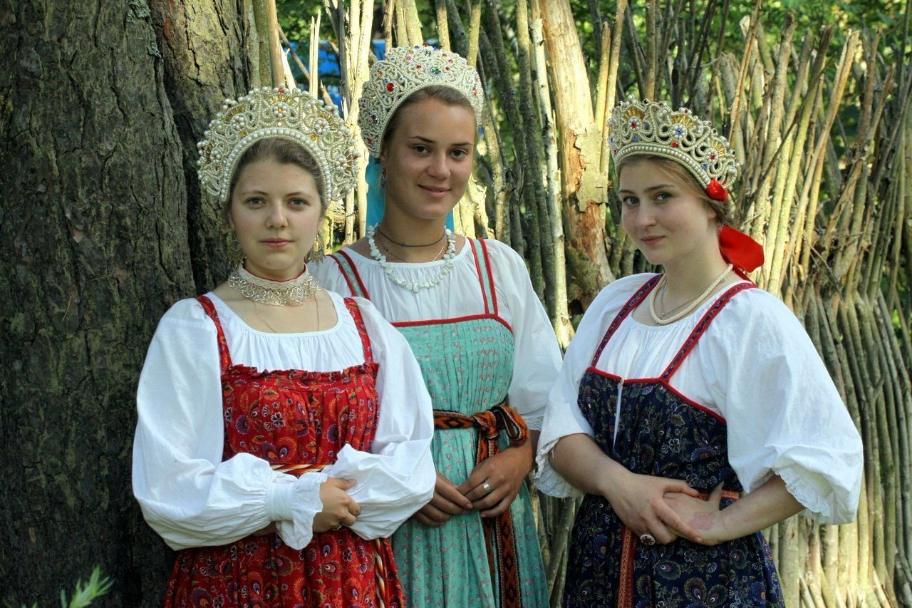 Sexy model Girls in Slavic costumes in Dasmariñas
