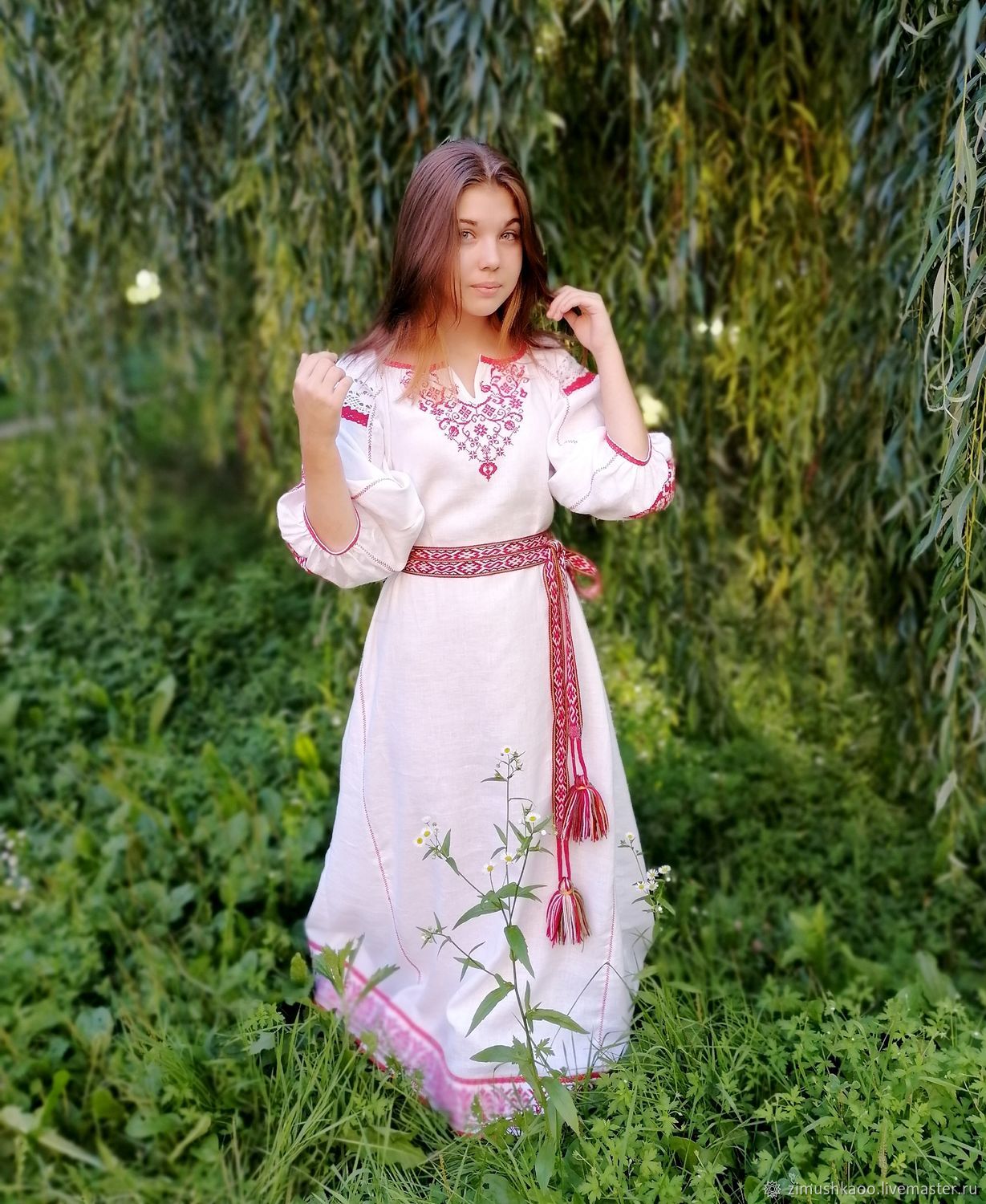 Girl Girls in Slavic costumes in Dasmariñas
